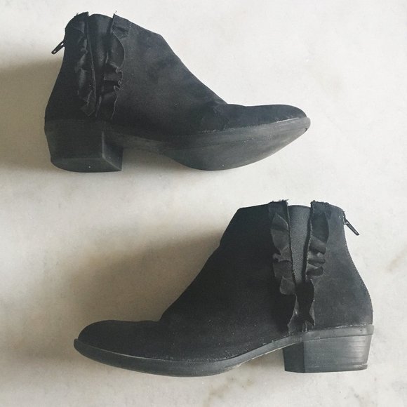 JustFab black chelsea ankle boots / booties ruffle - Picture 5 of 10